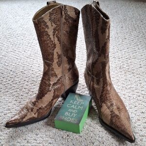 Cool Snakeskin Inspired Pointed Toe Boots Size 7.5M Brown Gold Leather STEVEN